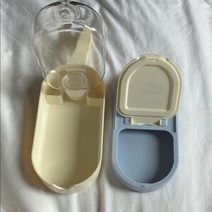 Travel Pet Feeder in Cream and Blue